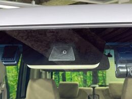 【ホンダセンシング】走行中に前方の車両等を認識し、衝突しそうな時は警報とブレーキで衝突回避と被害軽減をアシスト。より安全にドライブをお楽しみいただけます。