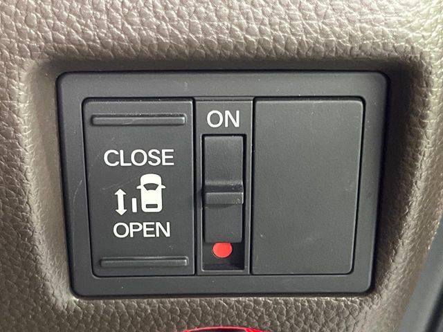 【パワースライドドア】スマートキーや運転席のスイッチでスライドドアの開閉が可能♪電動だから力を入れてドアを開ける必要が無く、小さいお子様でも、重い荷物を持っている時もラクに開け閉めできます♪