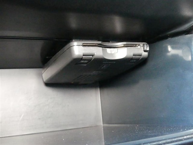 ETC車載器付きです。高速道路の料金所渋滞も解消！落ち着いてスムーズに通過できます。今や必需品の一つとなった装備ですね。