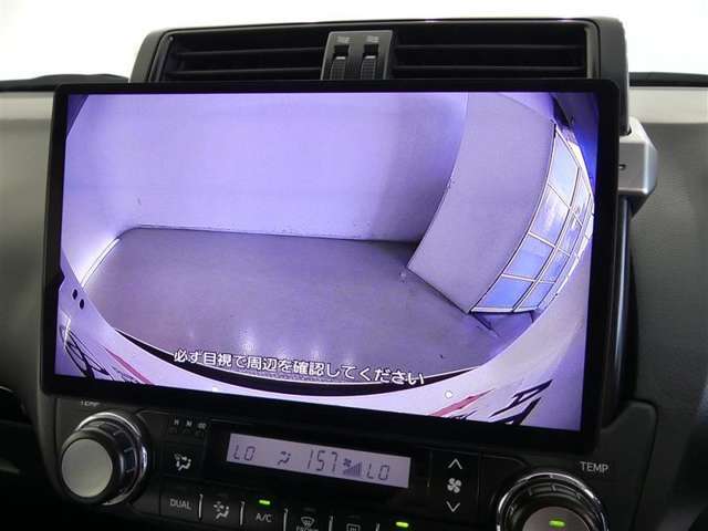 車庫入れの強い味方。後退時の死角をチェックするために便利です。