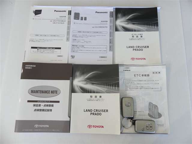 取扱説明書、メンテナンスノートが揃っています。カギを取り出す手間がなく施錠開錠・エンジン始動ができる便利なスマートキーです。