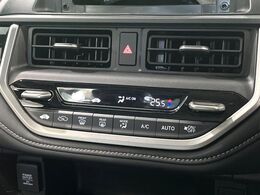 【オートエアコン】一度お好みの温度に設定すれば、車内の温度を検知し風量や温度を自動で調整。暑い…寒い…と何度もスイッチ操作をする必要はありません。快適な車内空間には必須の機能ですね♪