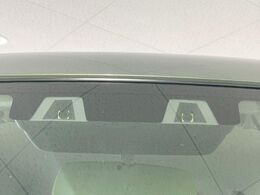 【i-ACTIVESENSE】走行中に前方の車両等を認識し、衝突しそうな時は警報とブレーキで衝突回避と被害軽減をアシスト。より安全にドライブをお楽しみいただけます。