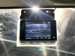 【ドライブレコーダー】安心・安全なカーライフに必須のドライブレコーダーを装備！走行中はもちろん、あおり運転や事故に遭遇した際の状況も映像で記録し、万一のリスクに備えます。