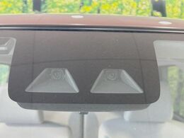 【スマートアシスト】走行中に前方の車両等を認識し、衝突しそうな時は警報とブレーキで衝突回避と被害軽減をアシスト。より安全にドライブをお楽しみいただけます。