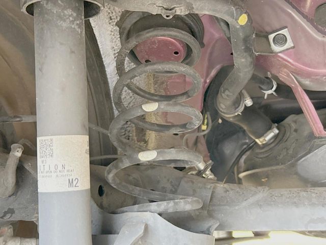 お車を安心してお乗りいただく為には、足回りの定期点検が欠かせません。サービスサポート（有償保証）では無料点検もご提供しており、安心のカーライフをお過ごしいただけるサポート体制が整っています。