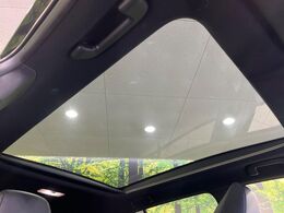 【パノラマルーフ】大型のガラスルーフ搭載で車内の解放感が一気にアップ！開放的なドライブをお楽しみいただけます。