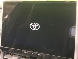 【10.5インチナビ】高級感とインパクトのある大画面ナビを装備。各種オーディオ操作はもちろん、スマホ連携もできる利便性の高いナビです♪