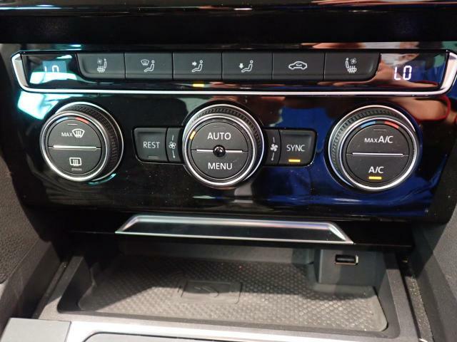 3ゾーンフルオートエアコンを装備。運転席と助手席、後部座席がそれぞれ独立して温度の設定ができます。