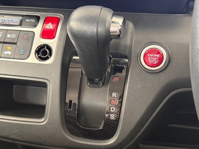 車の操作は分からないという方いらっしゃいませんか？そんな方でも安心して下さい！とっても簡単に操作、運転出来ますので幅広い層のお客様から大人気の一台です！