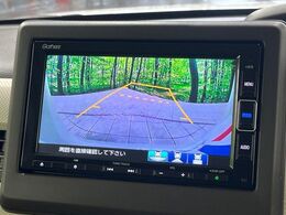 【バックカメラ】駐車時に後方がリアルタイム映像で確認できます。大型商業施設や立体駐車場での駐車時や、夜間のバック時に大活躍！運転スキルに関わらず、今や必須となった装備のひとつです！
