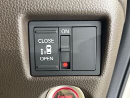 【パワースライドドア】スマートキーや運転席のスイッチでスライドドアの開閉が可能♪電動だから力を入れてドアを開ける必要が無く、小さいお子様でも、重い荷物を持っている時もラクに開け閉めできます♪