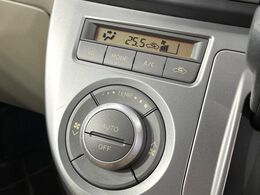 【オートエアコン】一度お好みの温度に設定すれば、車内の温度を検知し風量や温度を自動で調整。暑い…寒い…と何度もスイッチ操作をする必要はありません。快適な車内空間には必須の機能ですね♪