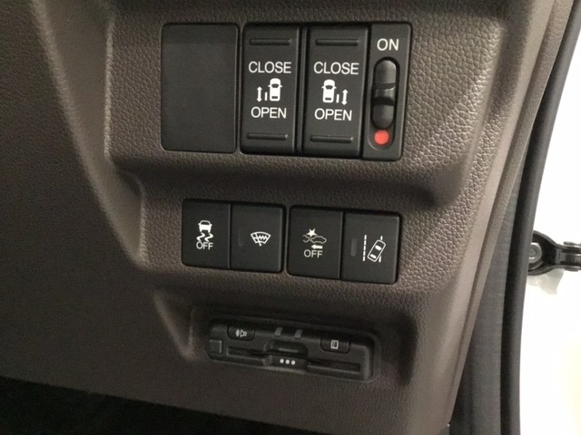 両側電動スライドドアは運転席から操作ができるよう操作スイッチが付いています。Hondaセンシング用のVSA（ABS＋TCS＋横滑り抑制）解除とレーンキープアシストシステムなどのメインスイッチも装備