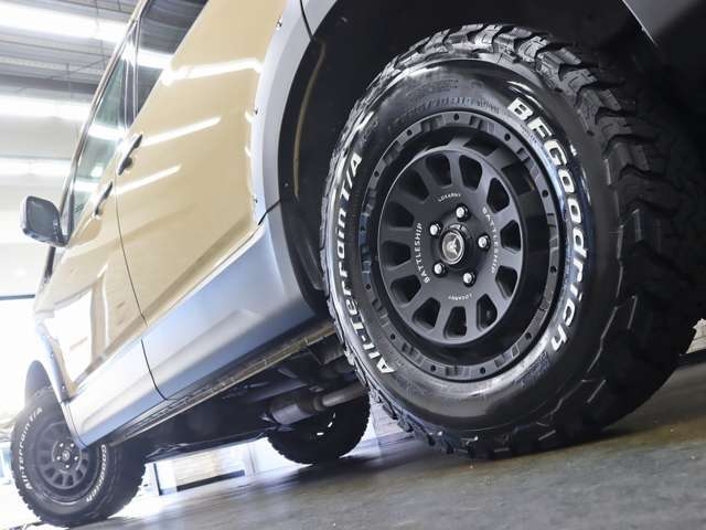 アルミホイールと車体のマッチングもセンスが問われる部分ですね。純正ホイールやスタッドレスタイヤについてもお気軽にご相談下さい。