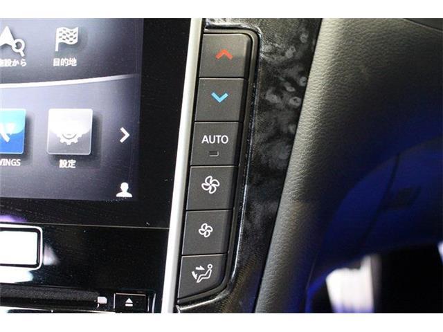 オートエアコン搭載車です。室内の空調管理も温度を設定するだけなのでとても便利な装備です。