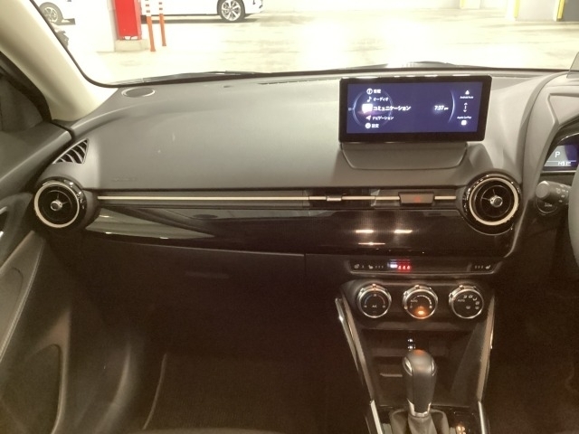 横方向にすっきりと広がるダッシュボードが運転席との造形的なつながりを表現し、助手席のパートナーへ心地よい開放感と安心感を演出しています♪