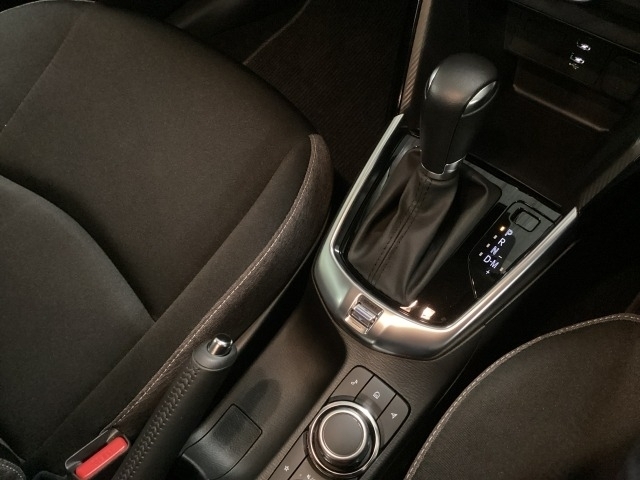 アクセルペダルを踏み込む量や速さに応じて変速パターンを制御し、人馬一体の運転感覚を発揮してくれる6速オートマ！