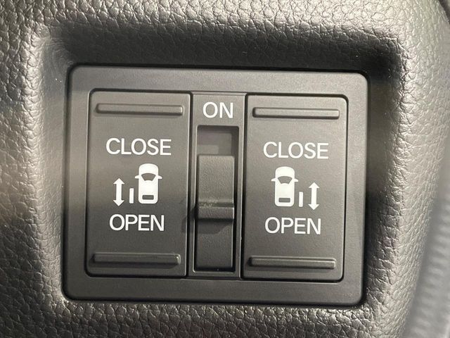 【両側パワースライドドア】スマートキーや運転席のスイッチで後席両側スライドドアの開閉が可能♪電動だから力を入れてドアを開ける必要が無く、小さなお子様でも簡単に開け閉めでき快適です♪