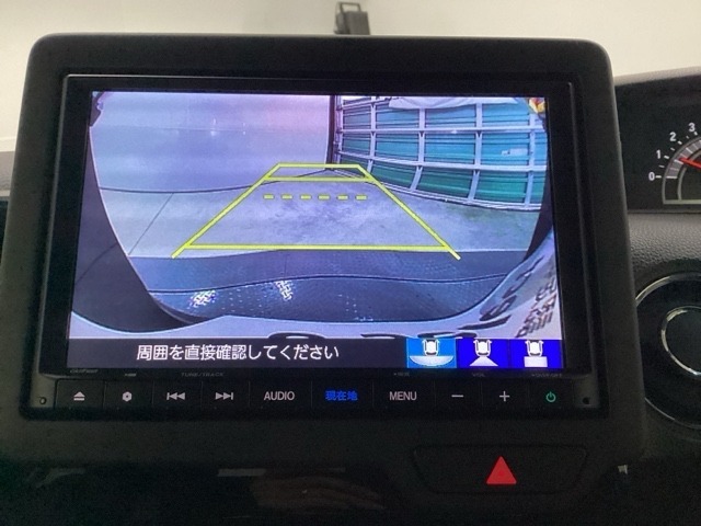 バックモニター付きで、車庫入れやバック時の後方確認をサポート。