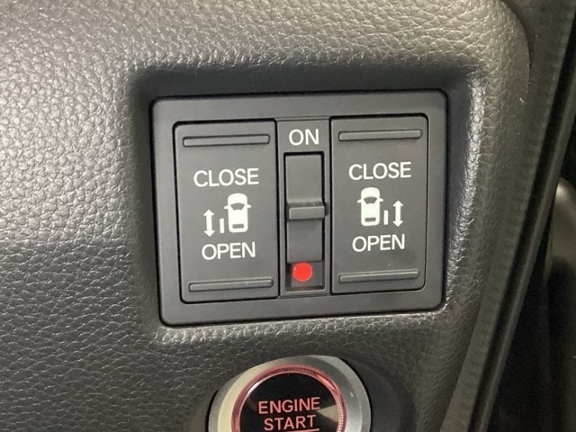 【両側パワースライドドア】です。リモコンや運転席のスイッチ操作で楽々自動開閉。