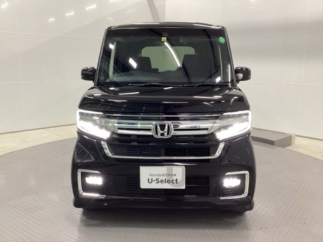 お客様に安全で快適なカーライフをお送りいただくために、中古車にも高いレベルの品質基準を設け、その基準に従って、全ての中古車について納車前整備を実施しています。