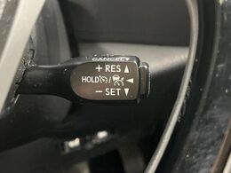 【レーダークルーズコントロール】高速道路での長距離走行が楽に！！自動で速度を保つクルーズコントロールが、衝突軽減システムと連携し、前方の車両を感知して車間を保つように速度調節してくれます！！