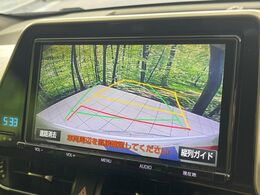 【バックカメラ】駐車時に後方がリアルタイム映像で確認できます。大型商業施設や立体駐車場での駐車時や、夜間のバック時に大活躍！運転スキルに関わらず、今や必須となった装備のひとつです！