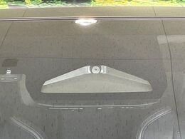 【トヨタセーフティセンス】走行中に前方の車両等を認識し、衝突しそうな時は警報とブレーキで衝突回避と被害軽減をアシスト。より安全にドライブをお楽しみいただけます。