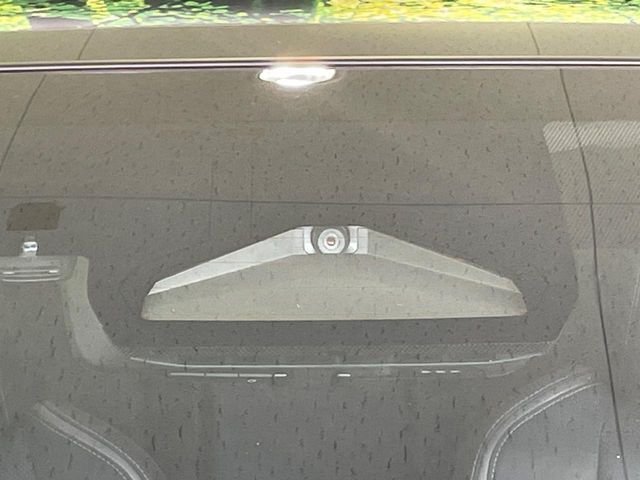 【トヨタセーフティセンス】走行中に前方の車両等を認識し、衝突しそうな時は警報とブレーキで衝突回避と被害軽減をアシスト。より安全にドライブをお楽しみいただけます。