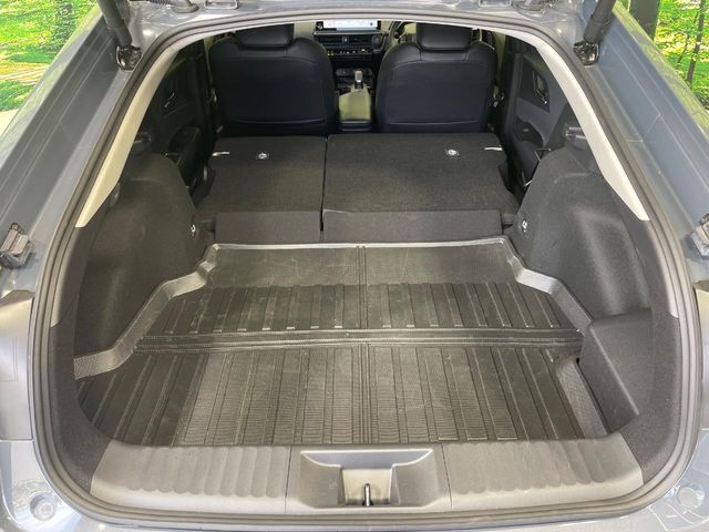 後席を格納すると、これだけの広さが！シーンに合わせたシートアレンジで、大きな荷物も積むことが出来ます♪