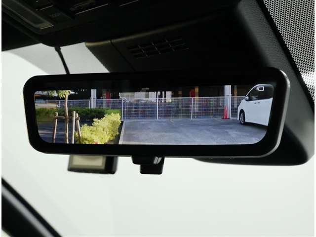 デジタルインナーミラー装備！車両後方のカメラの映像をデジタル補正で視認性を向上させてインナーミラー内に表示します♪視界を遮るものがなく、後席に同乗者がいても後方を確認しやすく安心です♪