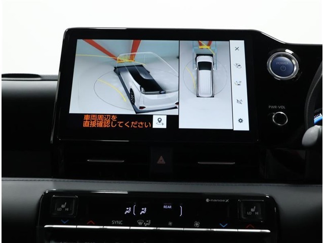 サイドクリアランスビュー表示中に、旋回時の運転操作に合わせて自動で車両を斜め後方から見たような映像を表示。