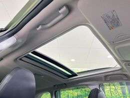 【サンルーフ】開放感たっぷりの希少装備、サンルーフが装着されています！車内に明かりを取り入れたり景色を楽しむ以外にも、車内の空気も簡単に換気できて快適です！