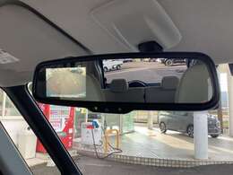 バックミラーにもバックカメラ＆全周囲モニターが映し出されてバック駐車がスムーズに行えますね！