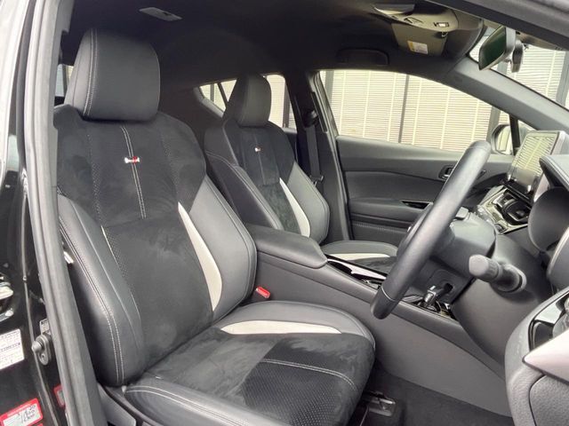 【ハーフレザーシート】高級感と座り心地を両立した人気のシート♪背面・座面のファブリック素材は、通気性の良さや滑りにくさに優れています。気温や服装に左右されず快適にお乗りいただけます。