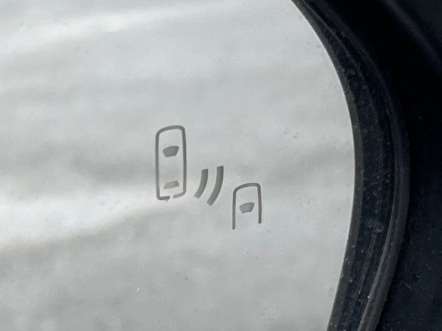 【ブラインドスポットモニター】走行中、ドアミラーの死角になりやすい箇所に後続車が接近するとサイドミラーのレンズに警告を表示！ドライバーに注意喚起をしてくれます。