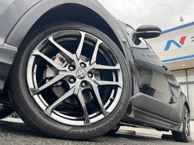 【純正オプション19インチアルミホイール】純正オプションホイールを装着。走行性能の向上に加え、外観もよりスタイリッシュになっています。