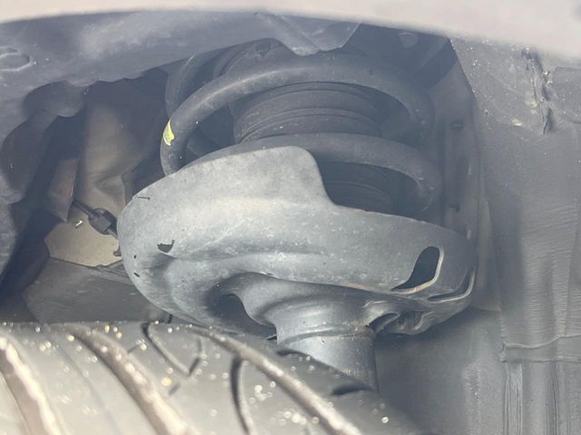 お車を安心してお乗りいただく為には、足回りの定期点検が欠かせません。サービスサポート（有償保証）では無料点検もご提供しており、安心のカーライフをお過ごしいただけるサポート体制が整っています。