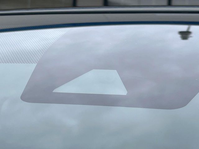 【プリクラッシュセーフティ】前方の車両等を検知し、衝突しそうな時は警報で注意を促し、ブレーキを踏む力をサポート。ブレーキを踏めなかった場合は衝突被害軽減ブレーキが作動、衝突回避をサポートします。