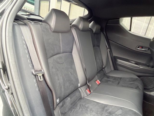後部座席も気になるようなキズ・汚れやへたり等、大きなダメージはなく、良好な状態です。