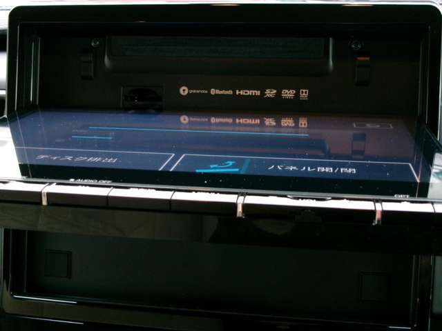 ナビゲーションのモニターをオープンスライドさせると、CDとSDカードのスロットが現れます。