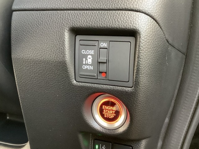 左側電動スライドドアは運転席からでも操作ができるように、ハンドル付近に開閉の操作スイッチが付いています。