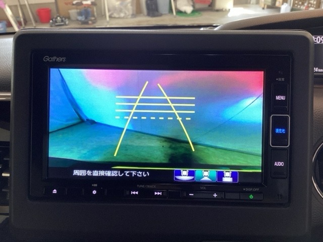 バックでの車庫入れも安心です！　リアカメラが付いているバックモニター付のナビを装備しております。操作線もついており距離感も画面から確認できます。