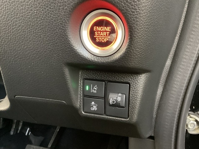 ハンドルの右側にはヘットライトレベライザーとHondaセンシング用のメインスイッチがついています。ヘッドライトレベライザーは道路状況や積荷の加重に応じてライトの高さを調節できます。
