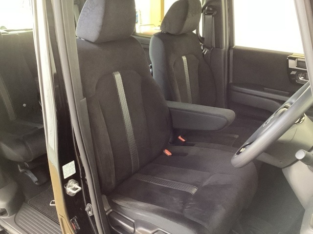 女性でも運転がしやすいように、シートの高さ調整機能（シートリフター）がついています。運転席と助手席の間が空いている為、助手席側への移動がスムーズです。交通量の多い道でも助手席側から乗り降りができます。