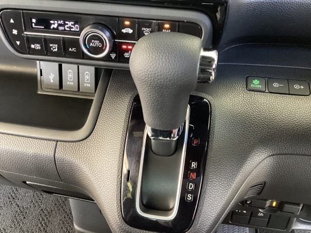 CVT車のセレクトレバーです。低速から高速まで、変速ショックのないスムーズな走りを実現するとともに、エンジン効率のよい領域を維持することで燃費にも貢献します。