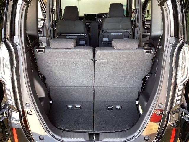 開口部も広く荷物の積み下ろしもしやすいお車となっております。シートの背もたれは5：5の割合で背もたれを可倒でき、前後のシートスライドもできるので荷室をひろげることができます。