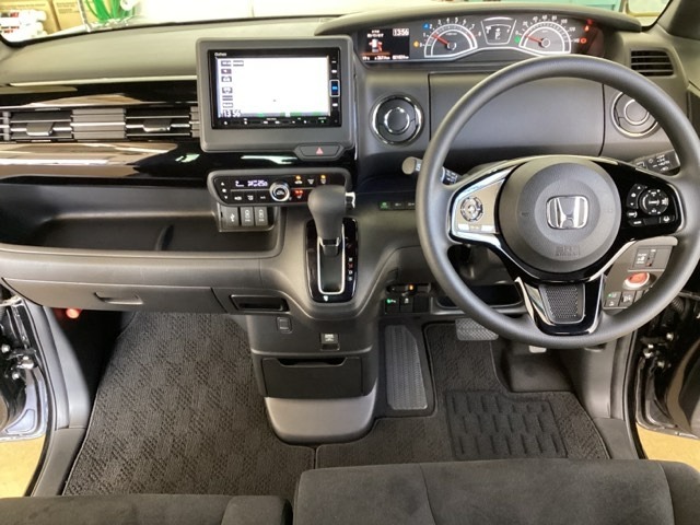 車内は光触媒抗菌消臭施工済です。インパネ周りはスタイリッシュなデザインで機能や装備も充実しています。グローブボックスやカップホルダーのほかにトレーなどたくさんの収納スペースが付いています。