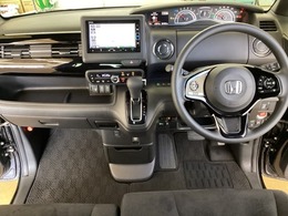 車内は光触媒抗菌消臭施工済です。インパネ周りはスタイリッシュなデザインで機能や装備も充実しています。グローブボックスやカップホルダーのほかにトレーなどたくさんの収納スペースが付いています。